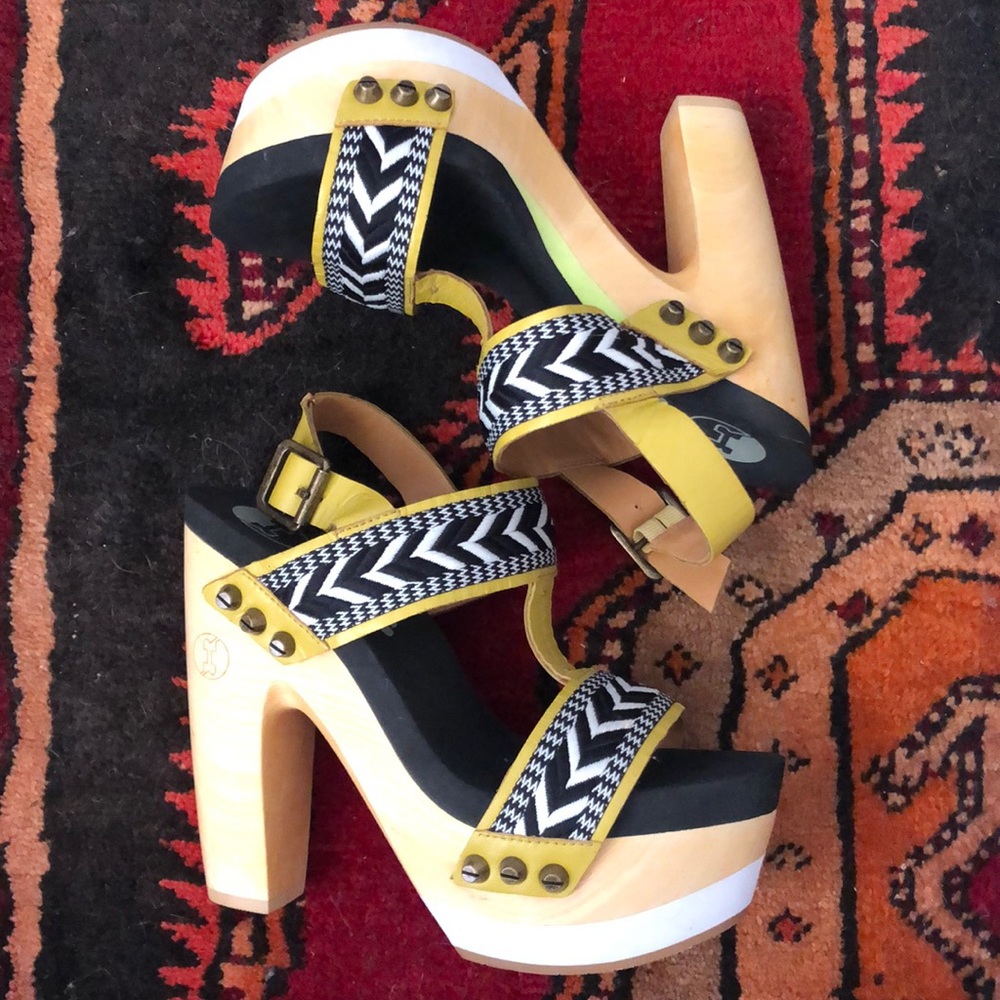 Flog Wooden yellow w/ black & cream sandals